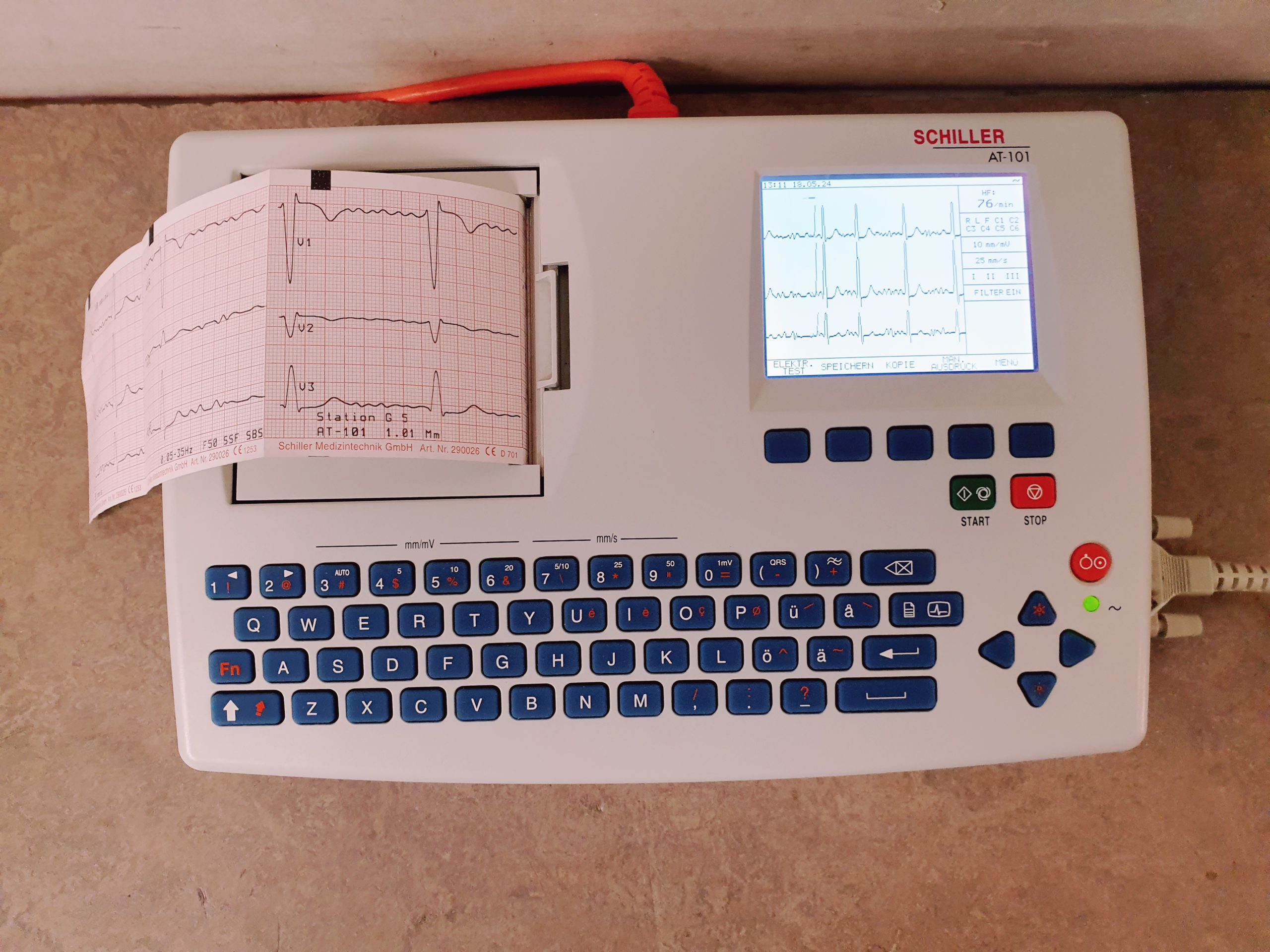 Schiller AT-101 // AT 101 EKG 12 Kanal Gerät mit LCD Display , Patientenkabel