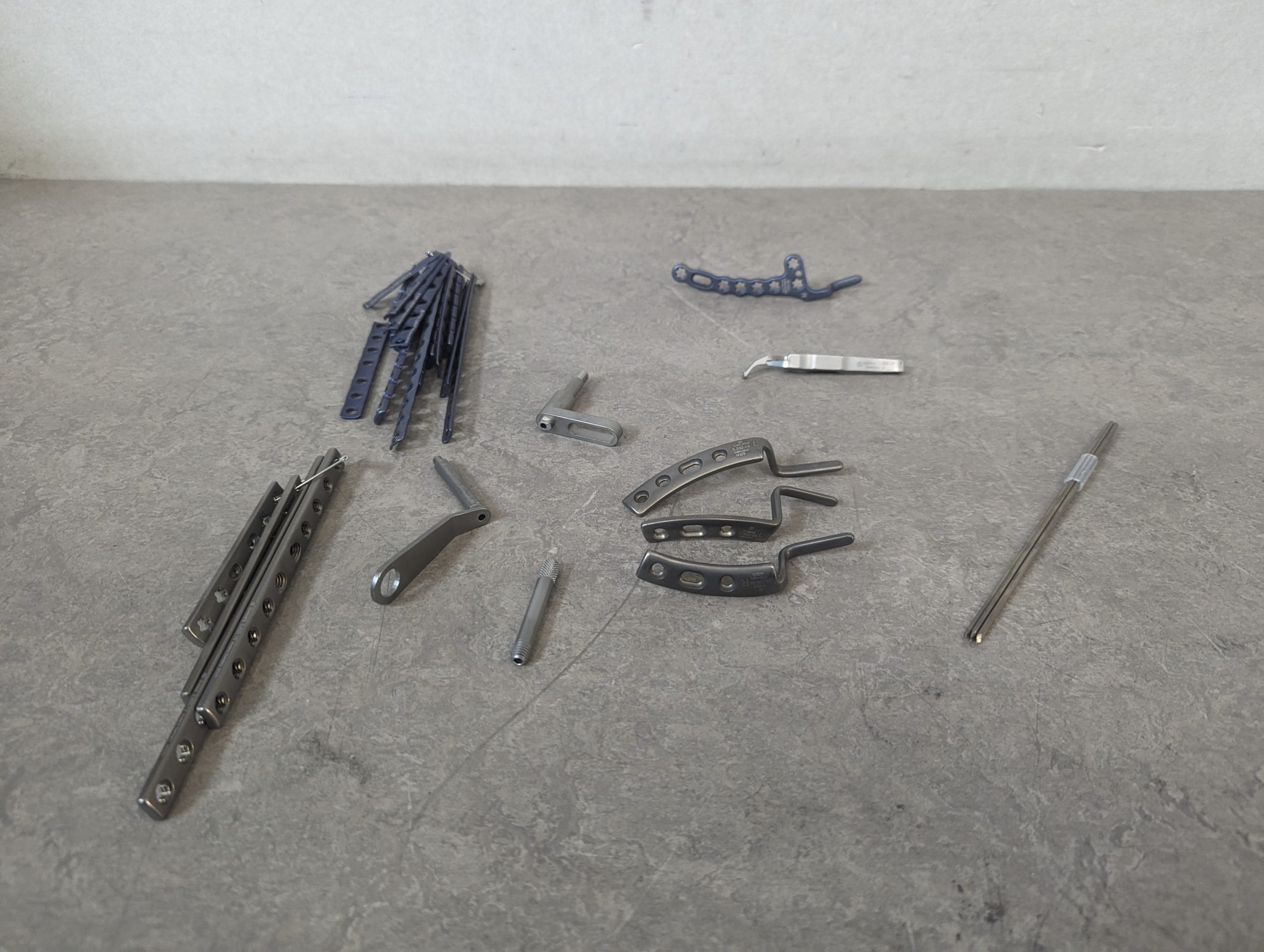 Königs Implantate Schraubenbank für Großfragment aus Stahl Art Nr 19.157.00S8 – Bild 6