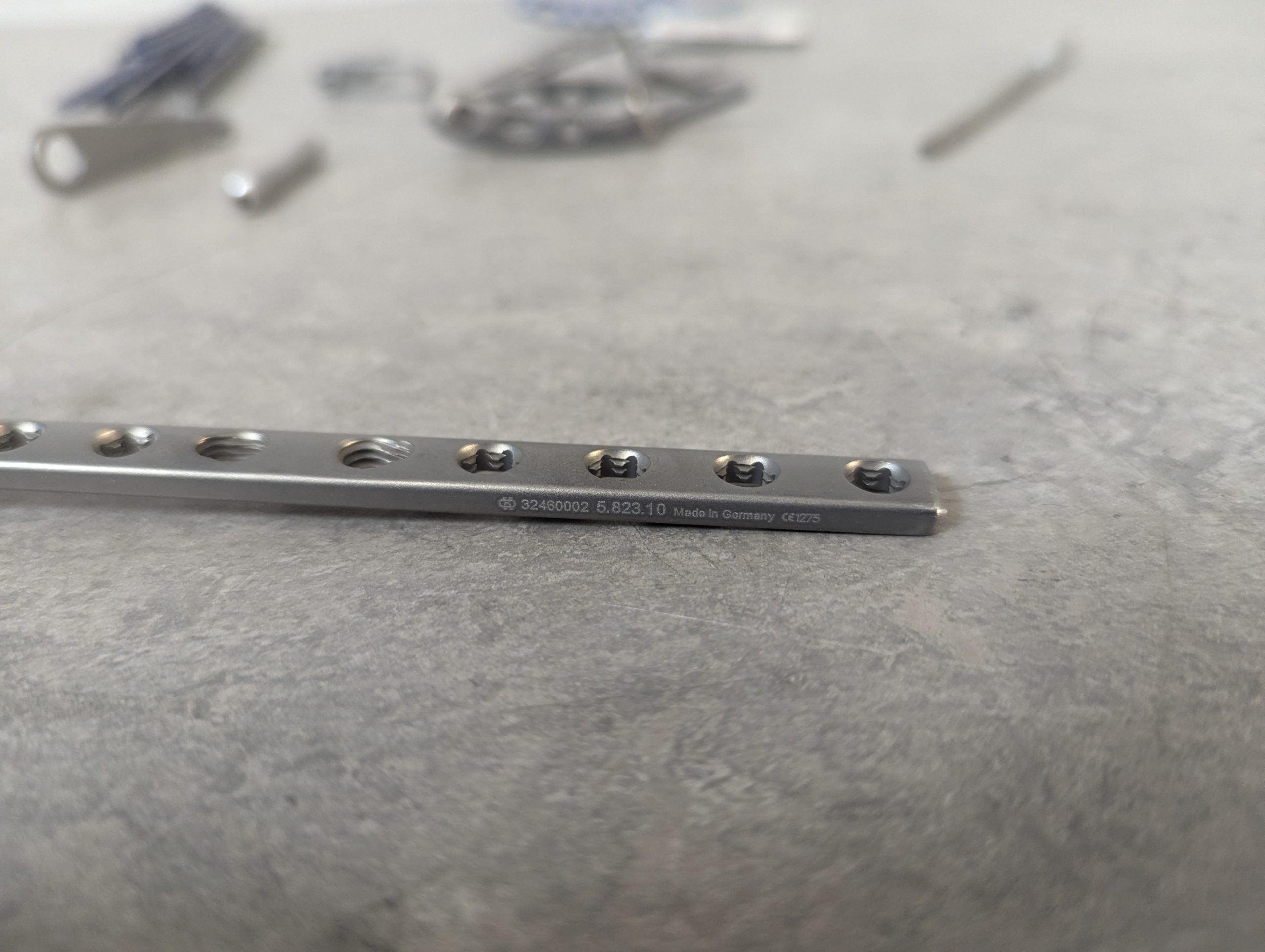 Königs Implantate Schraubenbank für Großfragment aus Stahl Art Nr 19.157.00S8 – Bild 8