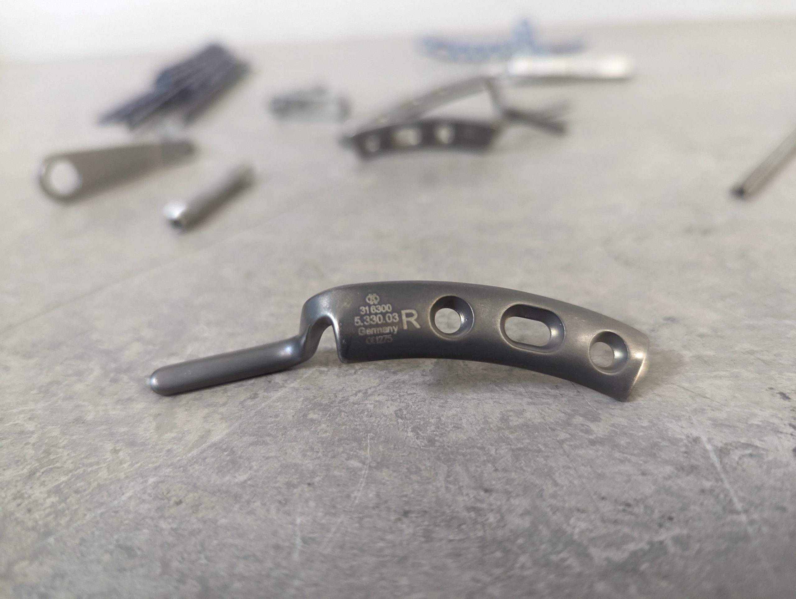 Königs Implantate Schraubenbank für Großfragment aus Stahl Art Nr 19.157.00S8 – Bild 9