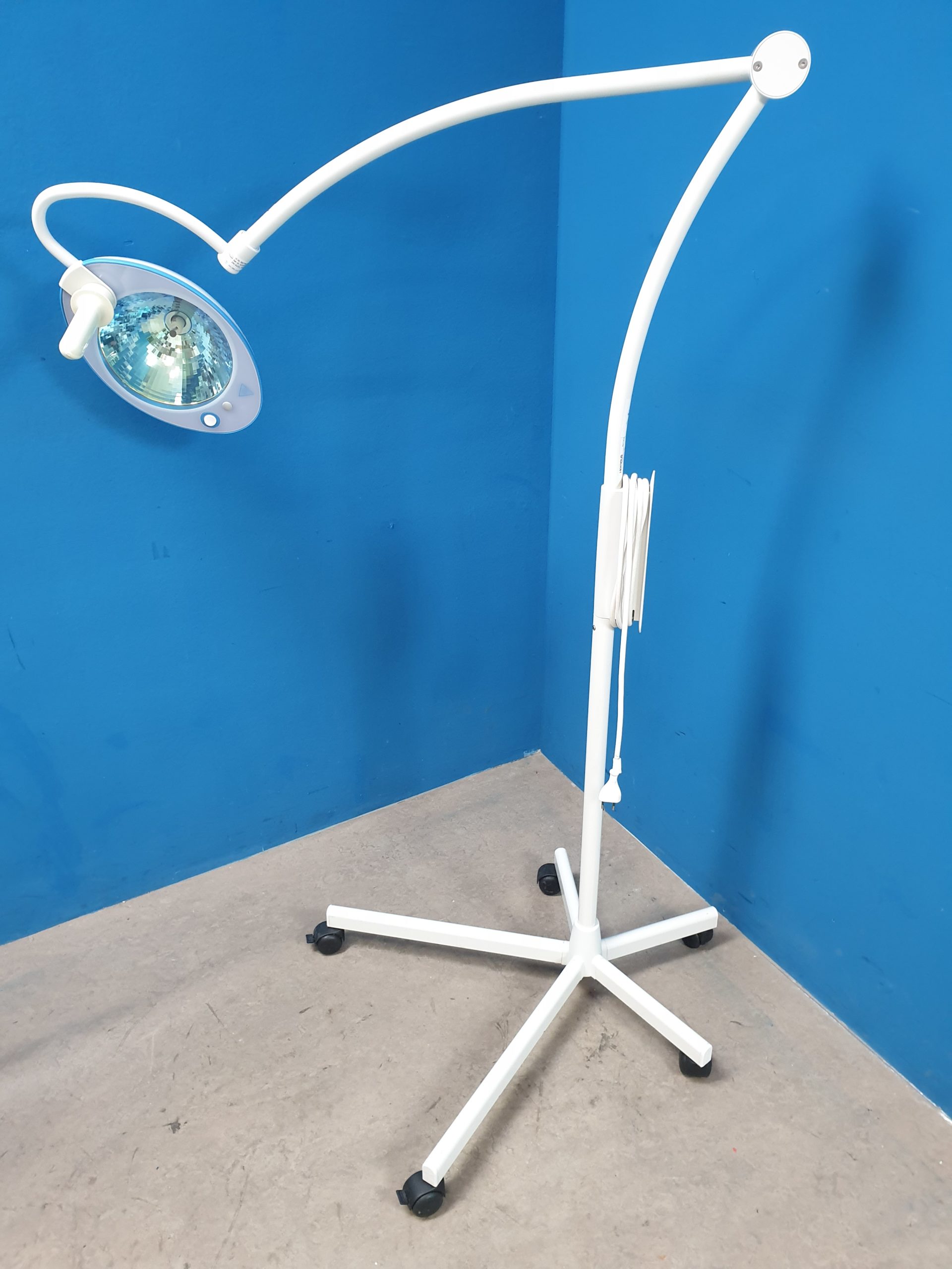 Maquet Blue 30 Behandlungslampe Fahrbar mobil Untersuchungslampe – Bild 3