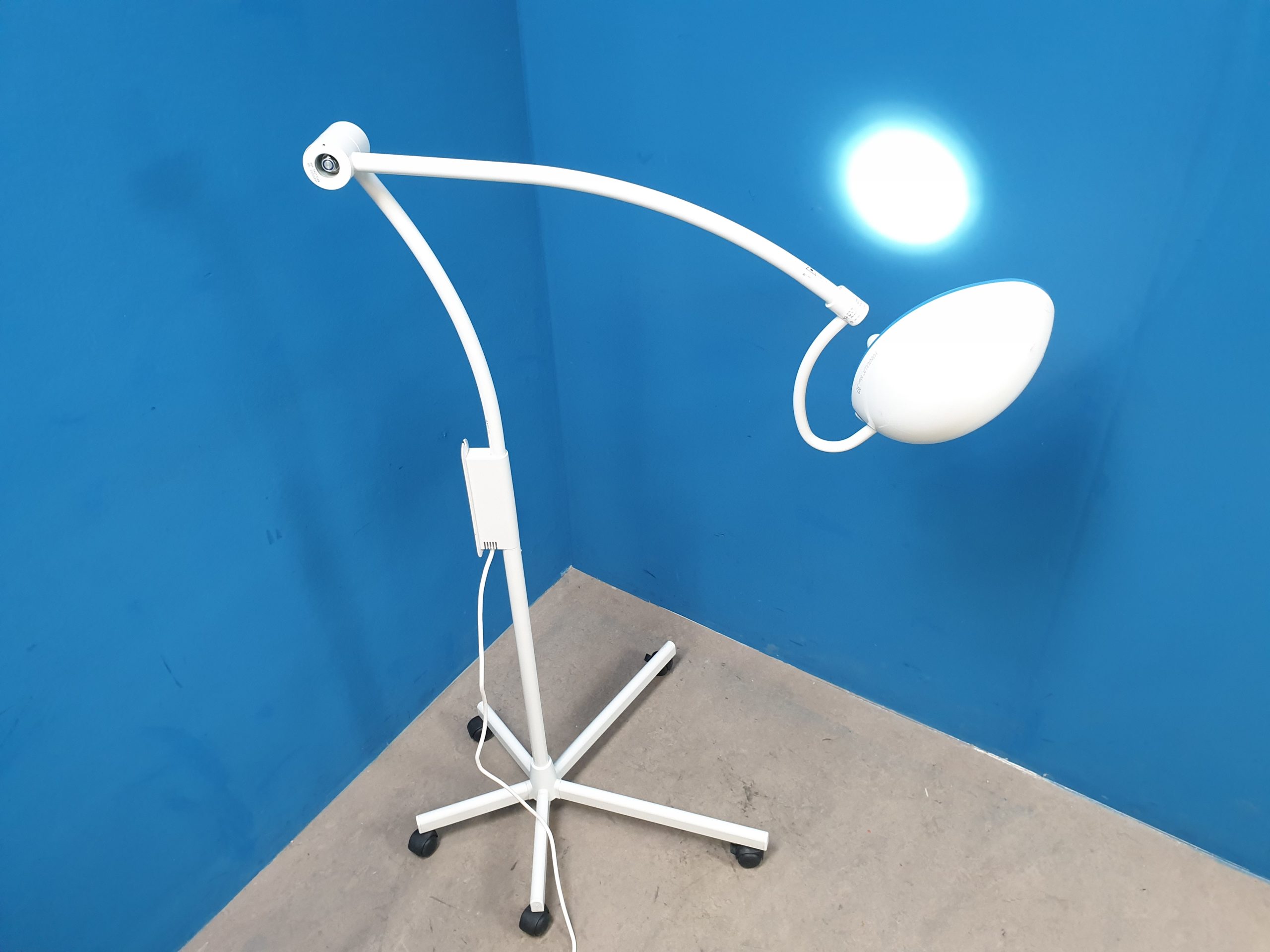 Maquet Blue 30 Behandlungslampe Fahrbar mobil Untersuchungslampe – Bild 10