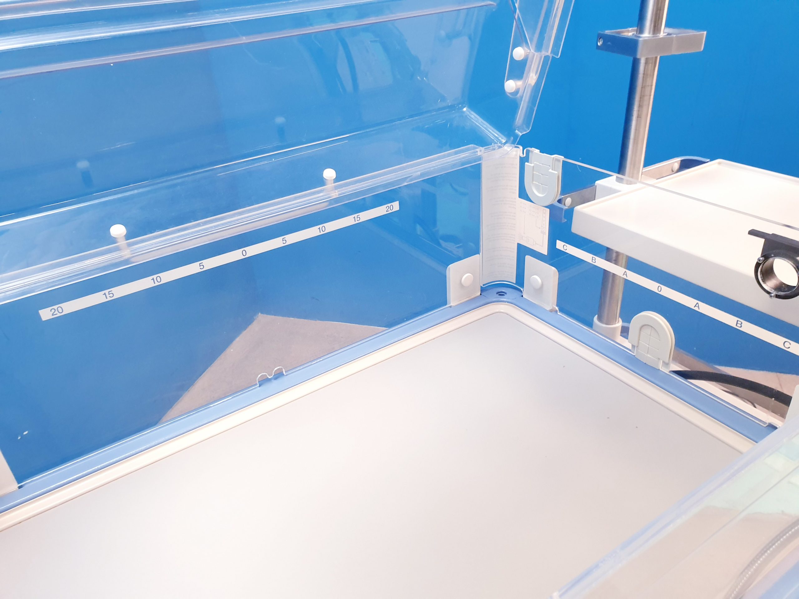 Dräger Babytherm 8000, fahrbare Reanimationseinheit für Neugeborene mit Wärmestrahler – Bild 20