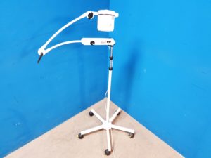 Dr. MACH 115 Behandlungslampe auf Stativ mit Rollen - Rollbar