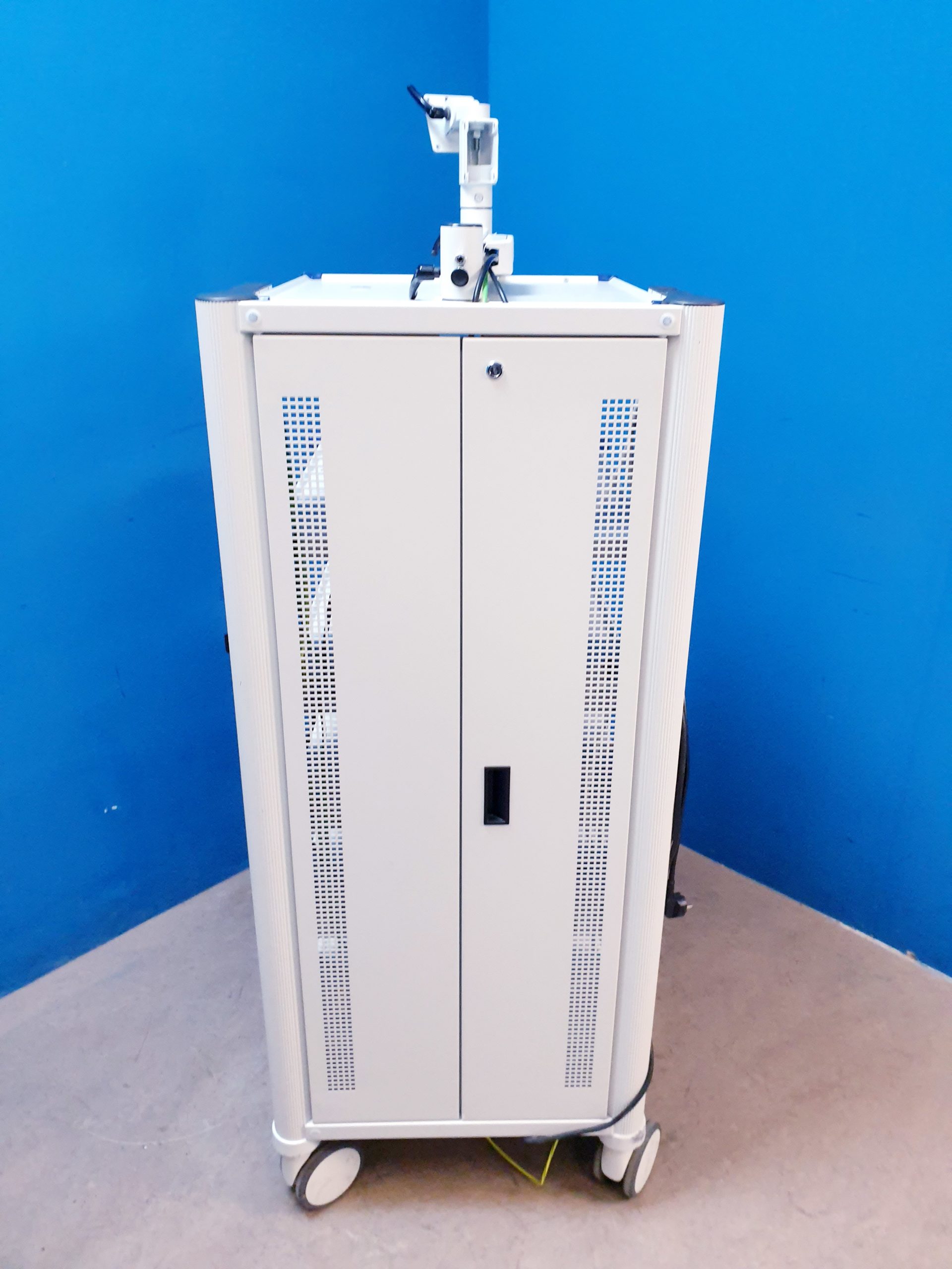 Arthrex Gerätewagen - Rollbar mit Monitorhalter – Bild 6