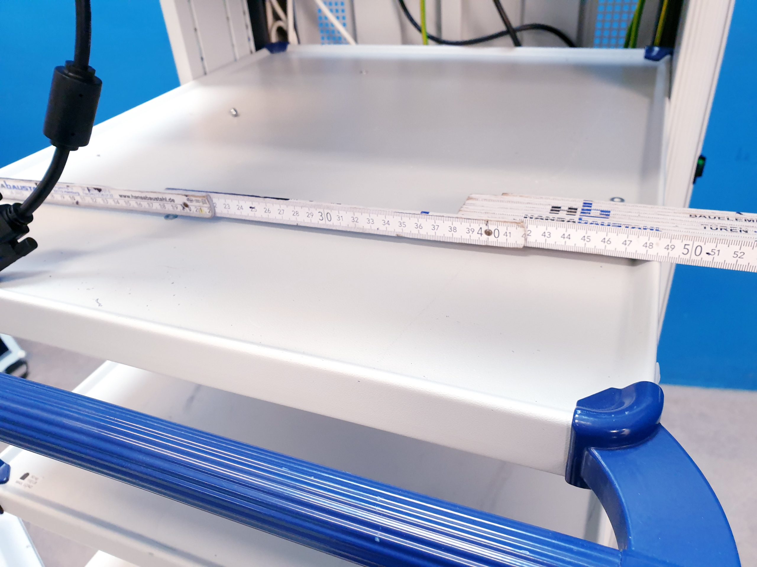 Arthrex Gerätewagen - Rollbar mit Monitorhalter – Bild 9