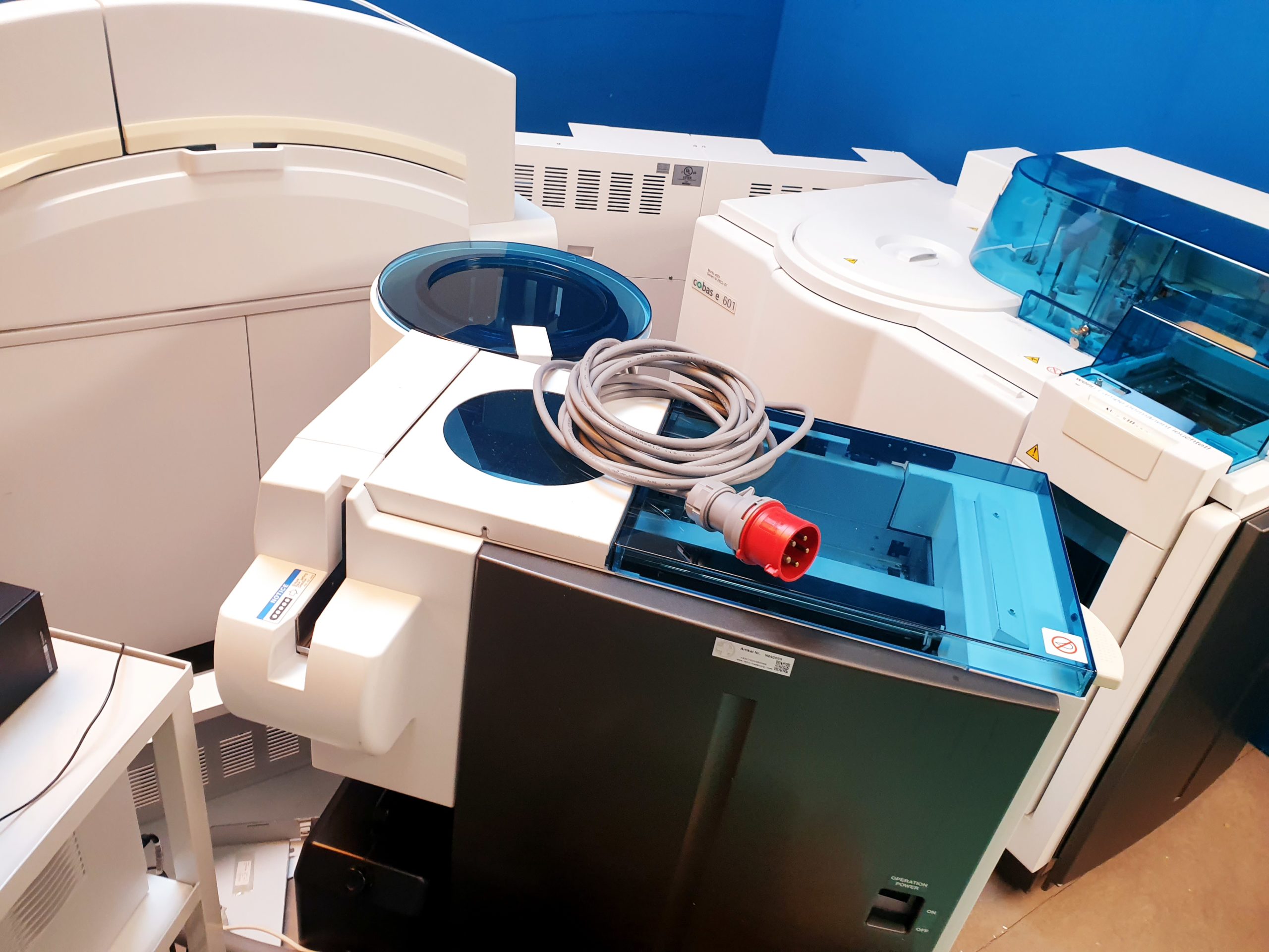Roche Cobas 6000 Chemieanalysator mit cobas 501s c E Extension Iwaki magnet pump – Bild 3