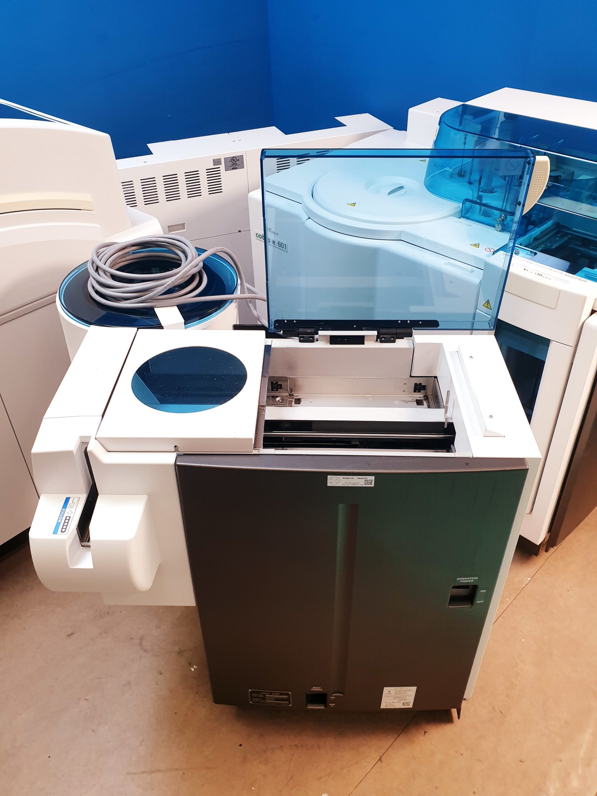 Roche Cobas 6000 Chemieanalysator mit cobas 501s c E Extension Iwaki magnet pump – Bild 17