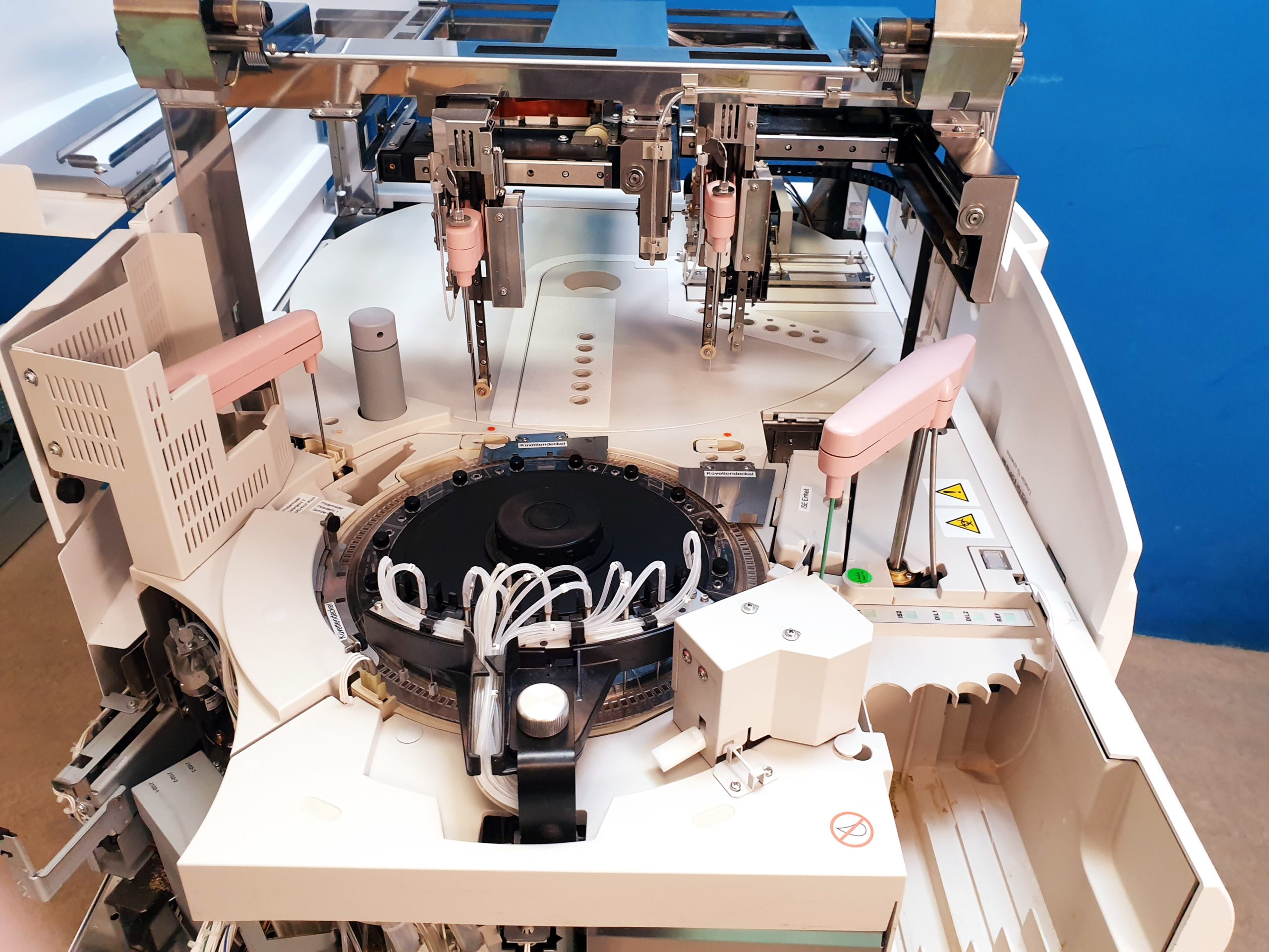 Roche Cobas 6000 Chemieanalysator mit cobas 501s c E Extension Iwaki magnet pump – Bild 28