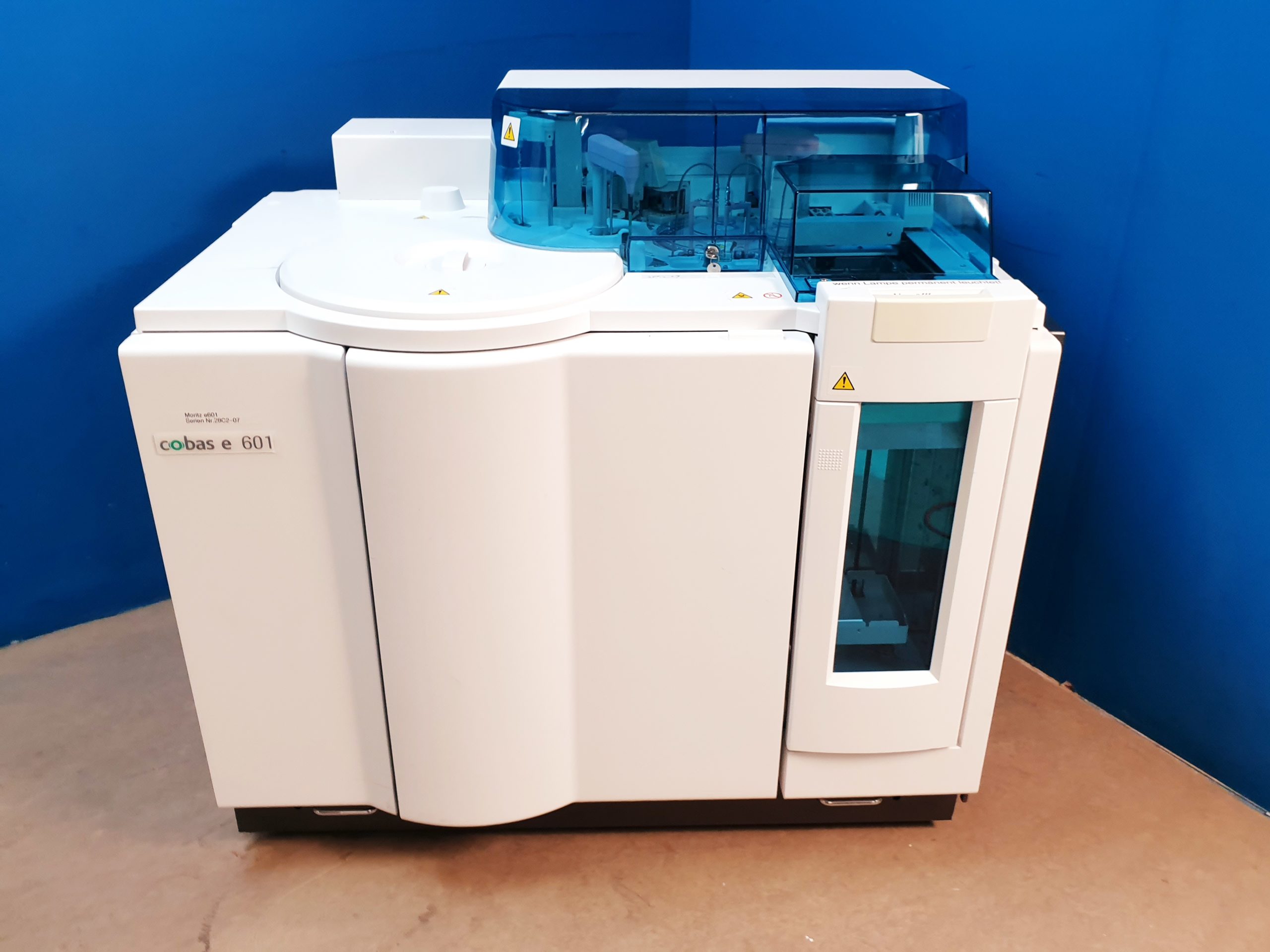 Roche Cobas 6000 Chemieanalysator mit cobas 501s c E Extension Iwaki magnet pump – Bild 36