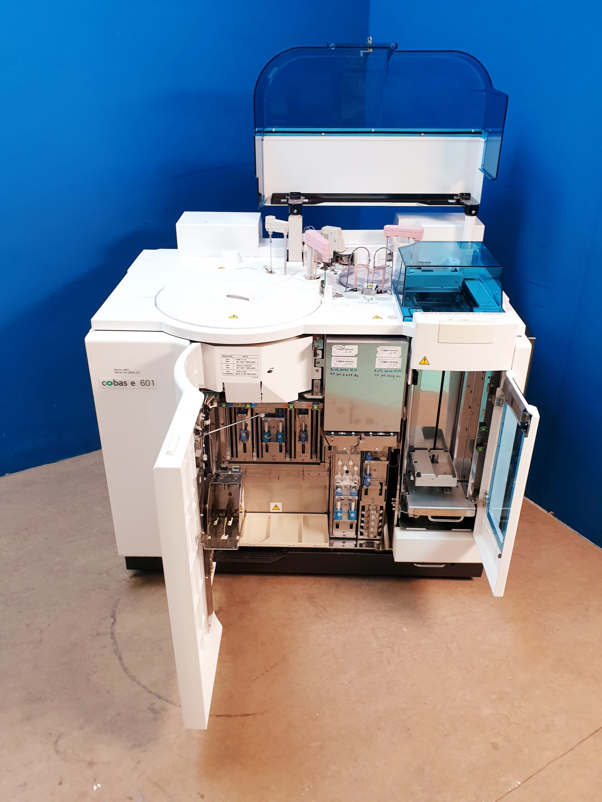 Roche Cobas 6000 Chemieanalysator mit cobas 501s c E Extension Iwaki magnet pump – Bild 37