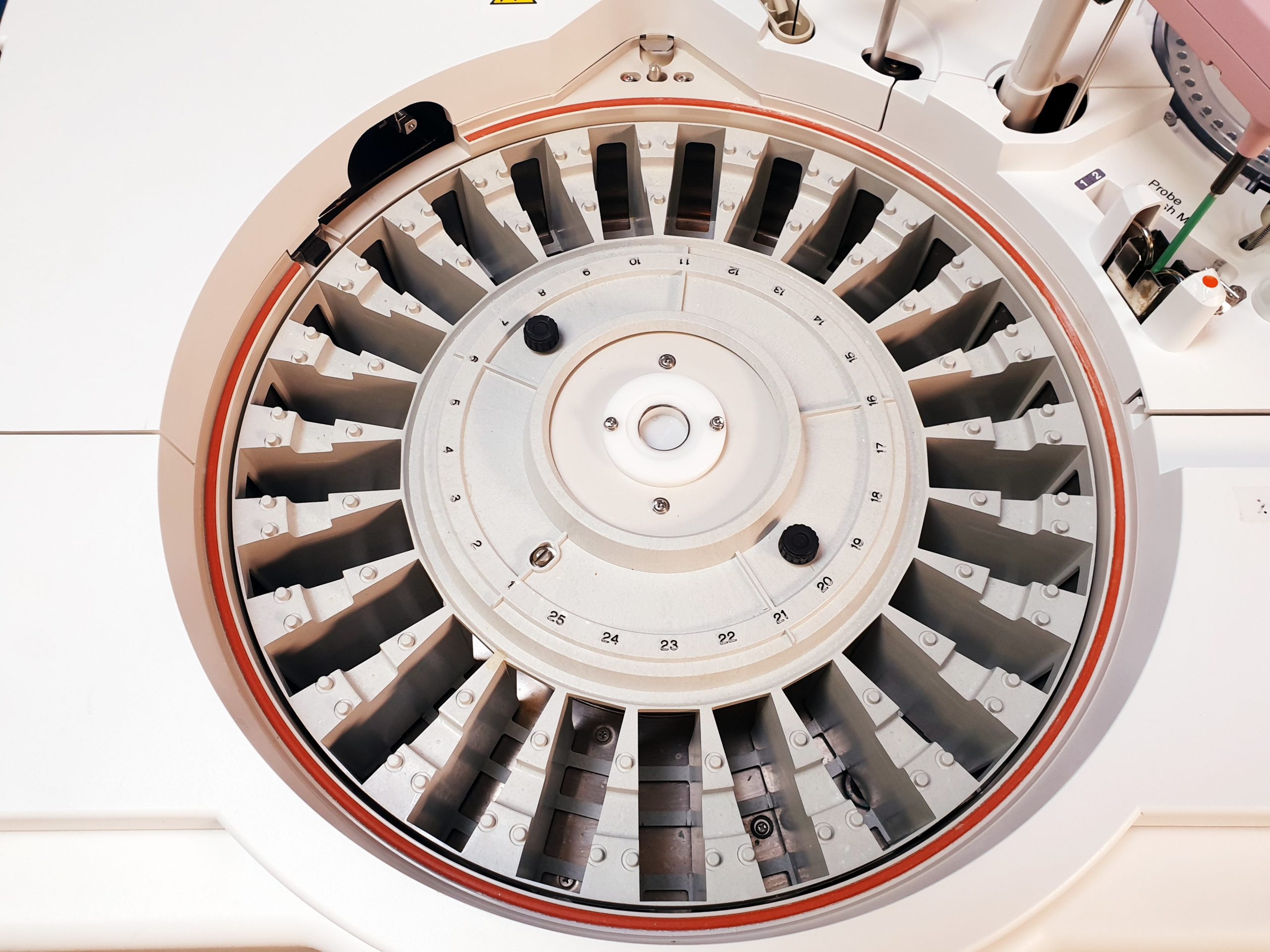 Roche Cobas 6000 Chemieanalysator mit cobas 501s c E Extension Iwaki magnet pump – Bild 42