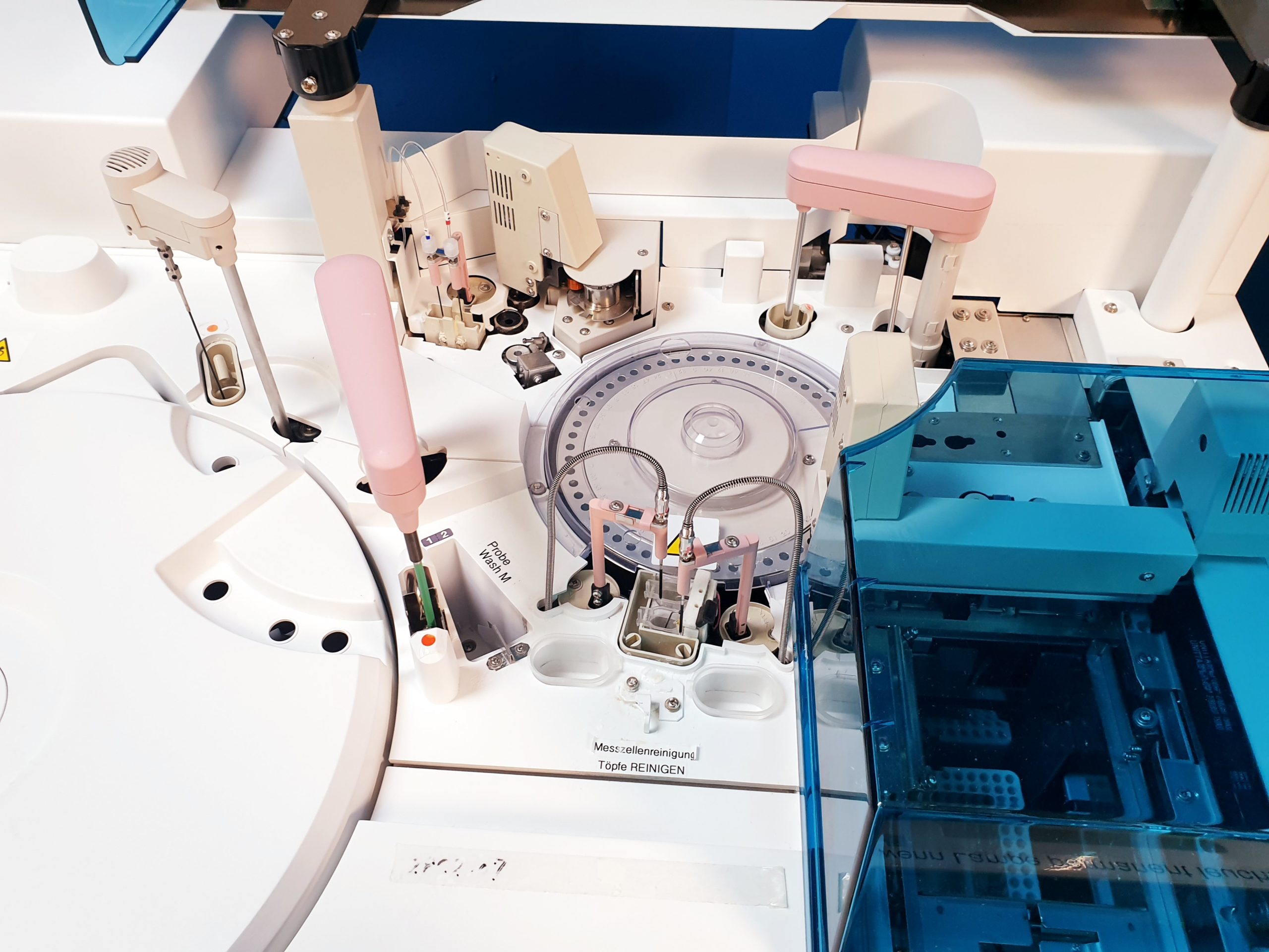 Roche Cobas 6000 Chemieanalysator mit cobas 501s c E Extension Iwaki magnet pump – Bild 43