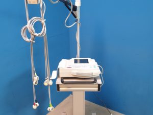 GE MAC 1200 ST 1200ST EKG Gerät mit Sauganlage auf fahrbarem GestellI
