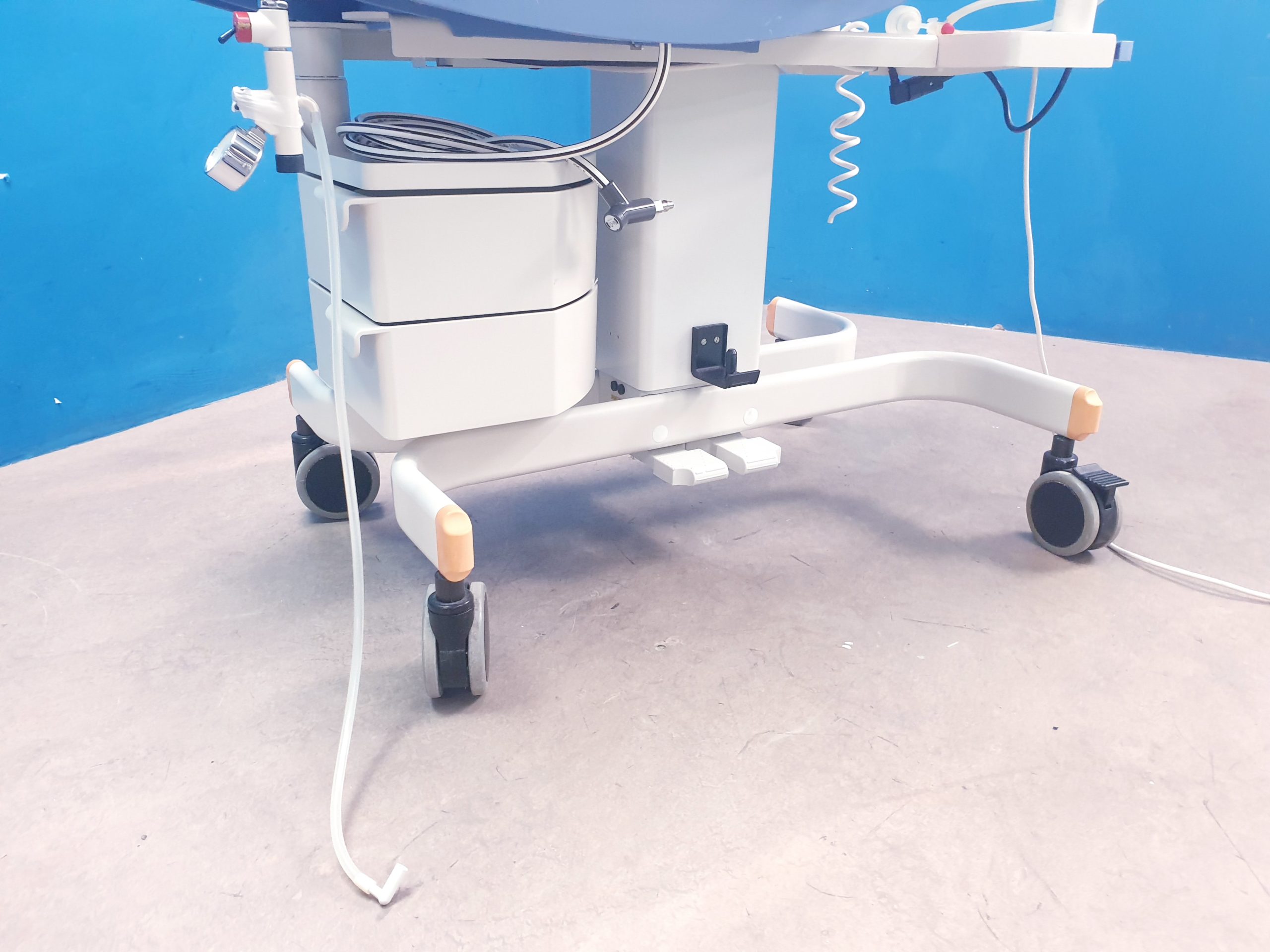 Dräger Babytherm 8000 fahrbare Reanimationseinheit für Neugeborene mit Wärmestrahler – Bild 18