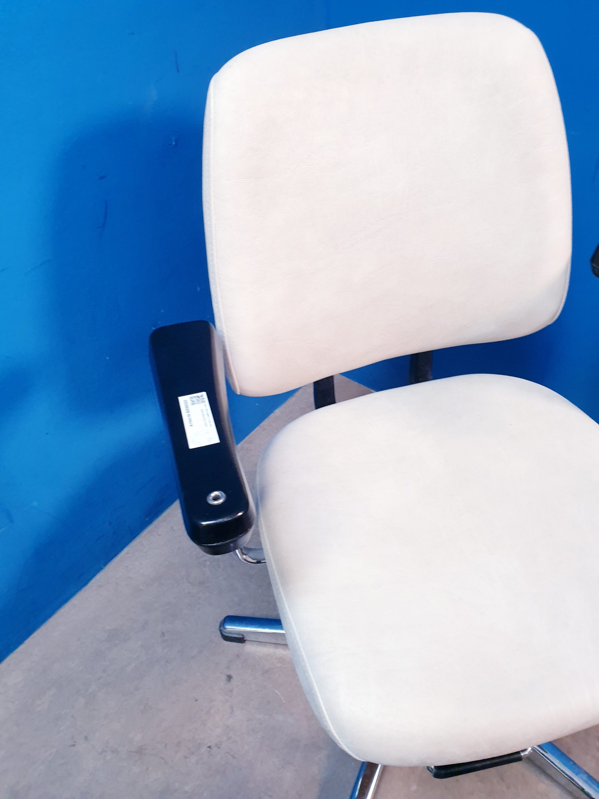 Untersuchungsstuhl mit Armlehne – Bild 3