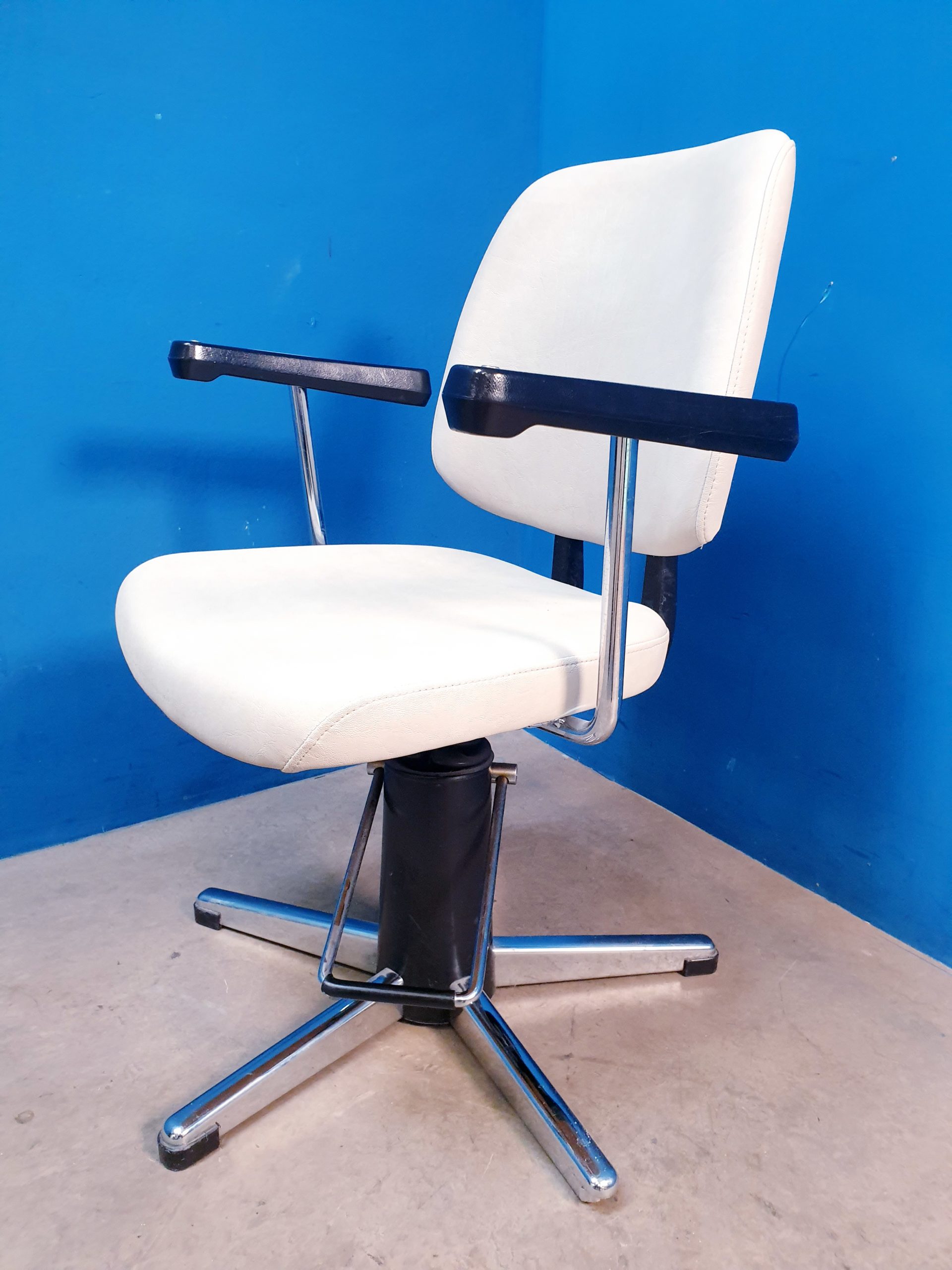 Untersuchungsstuhl mit Armlehne – Bild 5