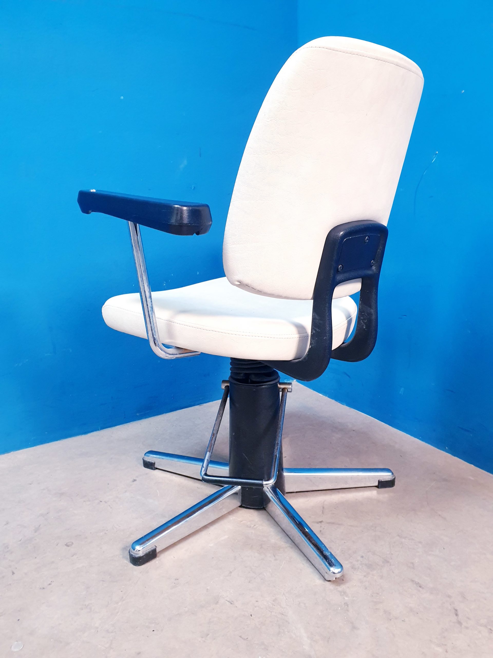 Untersuchungsstuhl mit Armlehne – Bild 7