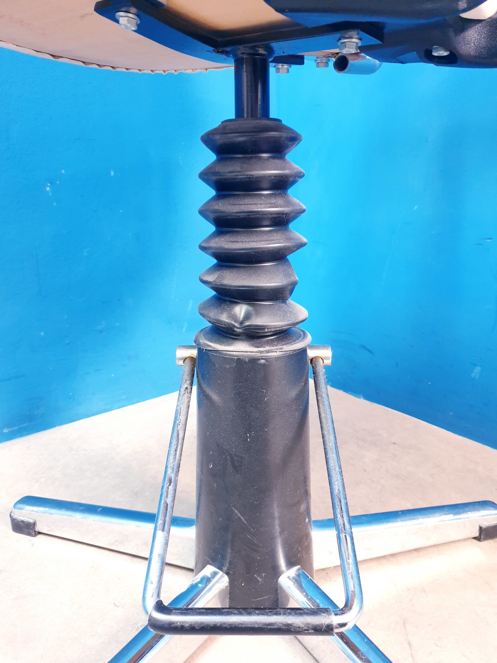 Untersuchungsstuhl mit Armlehne – Bild 8