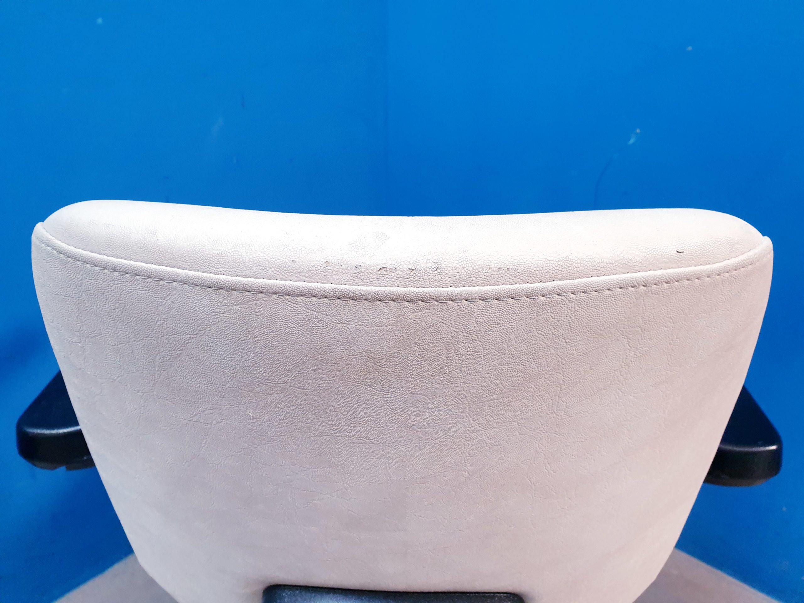 Untersuchungsstuhl mit Armlehne – Bild 9