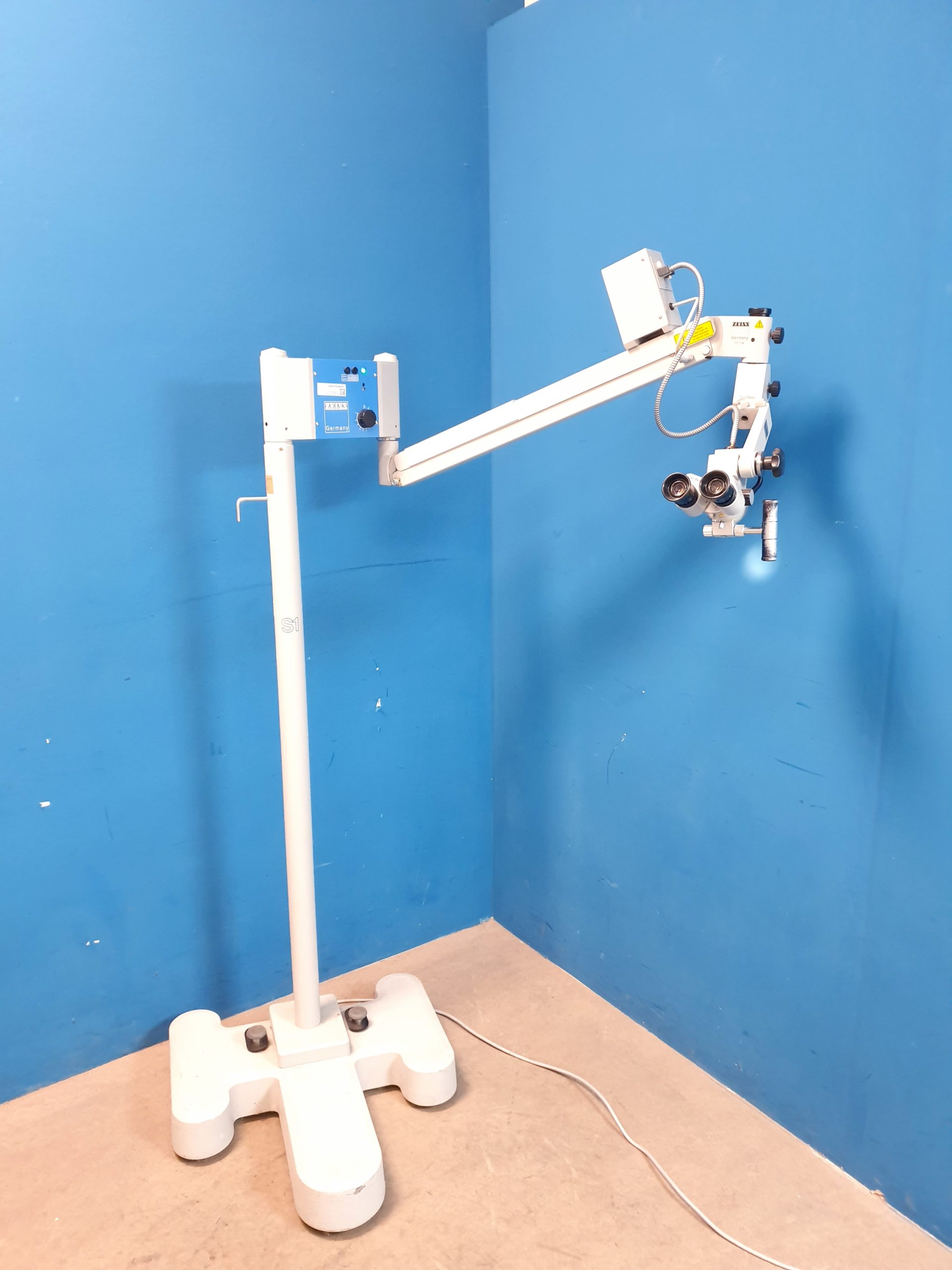 Zeiss OPMI-9-FC - f125 - 12.5 - f200 f300 auf fahrbarem Gestell