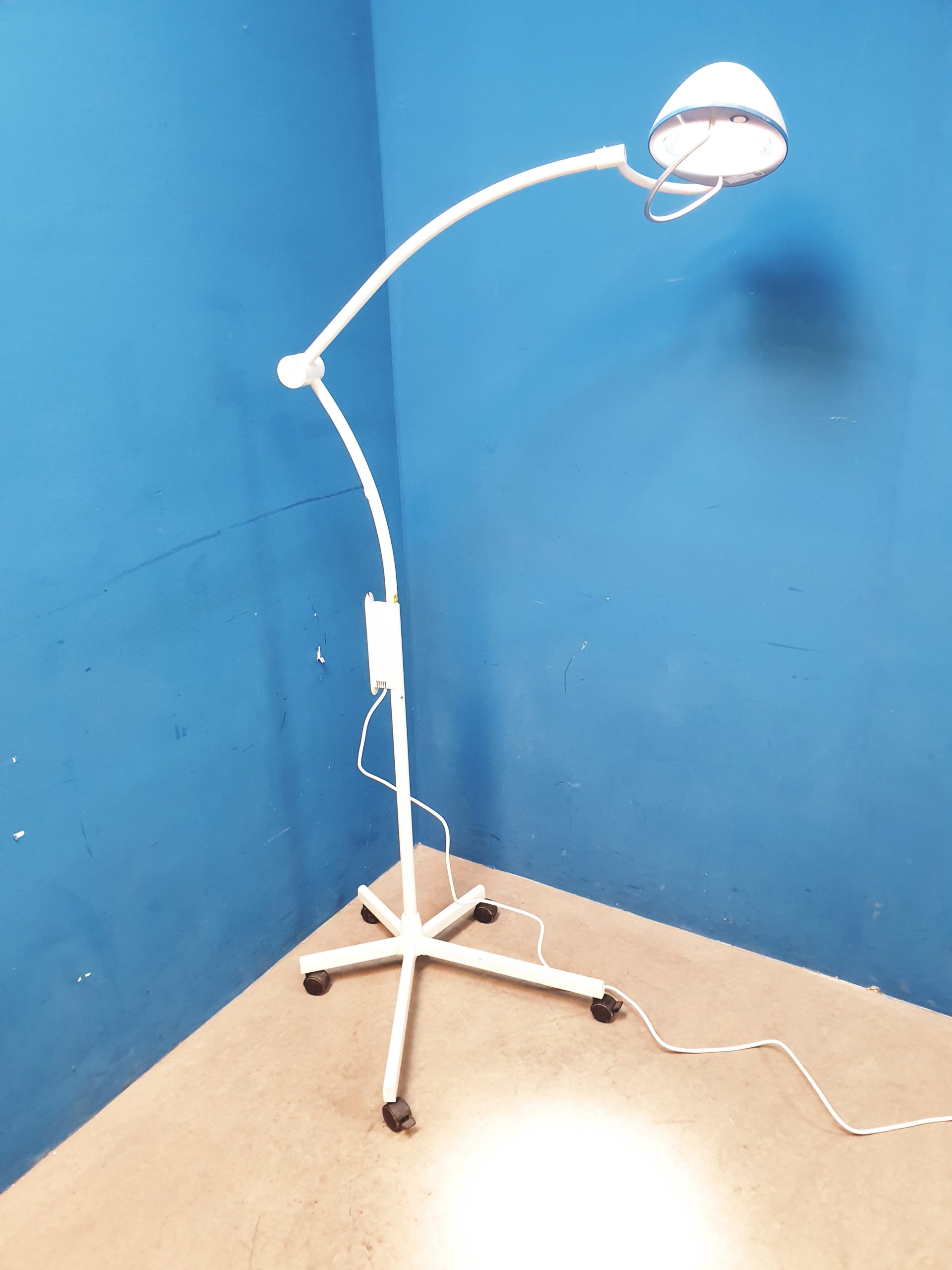 Maquet Blue 30 Behandlungslampe Fahrbar mobil Untersuchungslampe – Bild 3