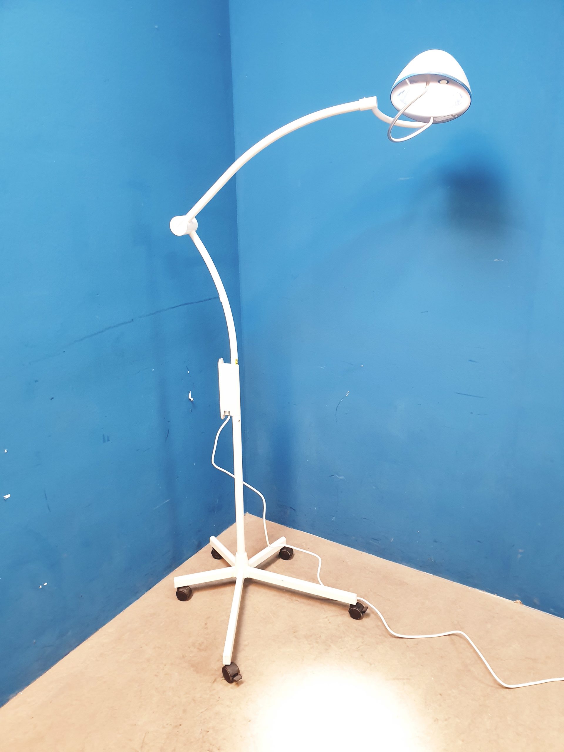 Maquet Blue 30 Behandlungslampe Fahrbar mobil Untersuchungslampe – Bild 4