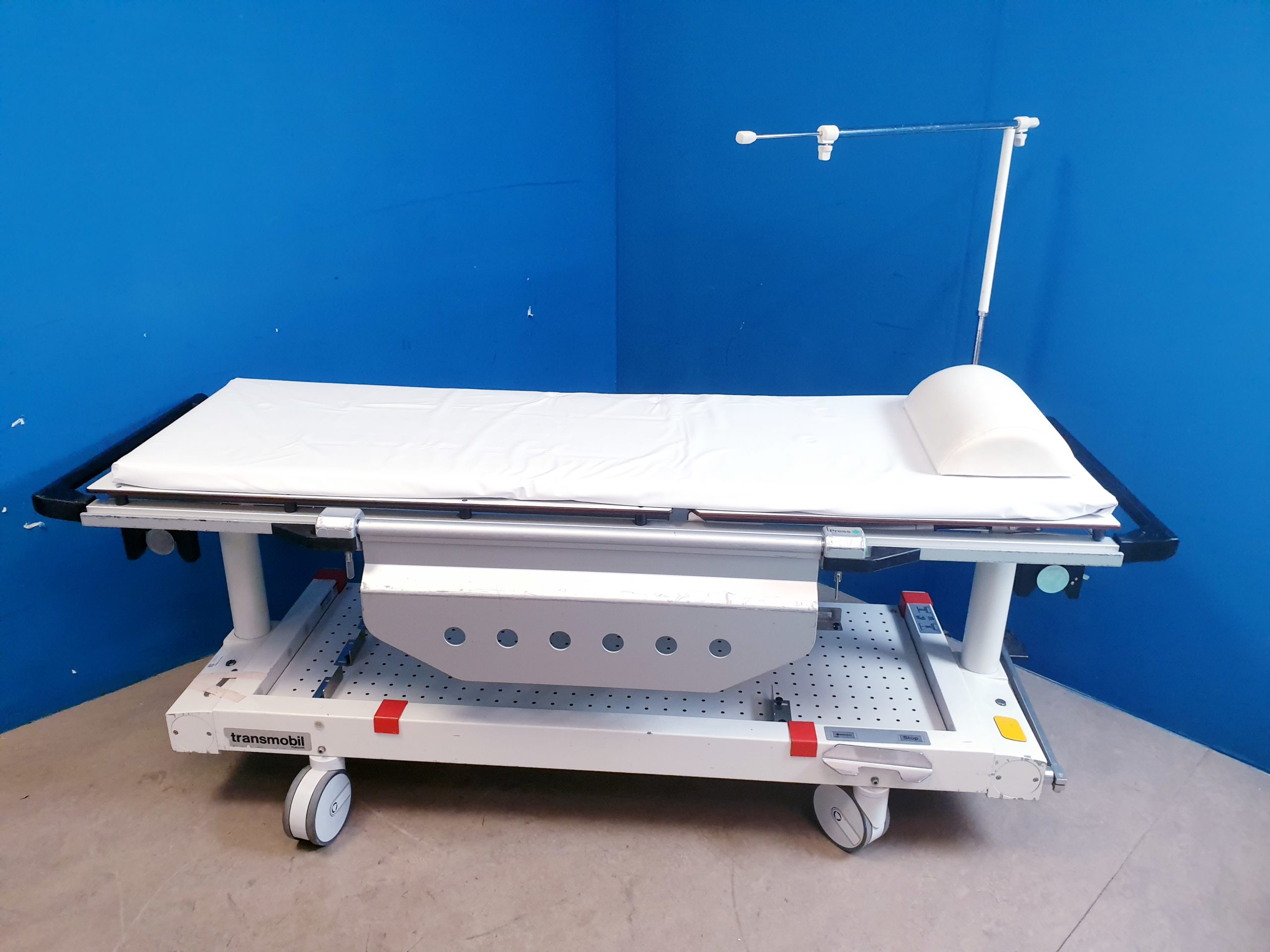 Maquet 4747. C Arm - Röntgenlige Transportliege Stretcher Maquet 4747 Transmobil fahrbarer Patiententransporter mit verstellbare Rückenplatte und abnehmbare Tischplatte