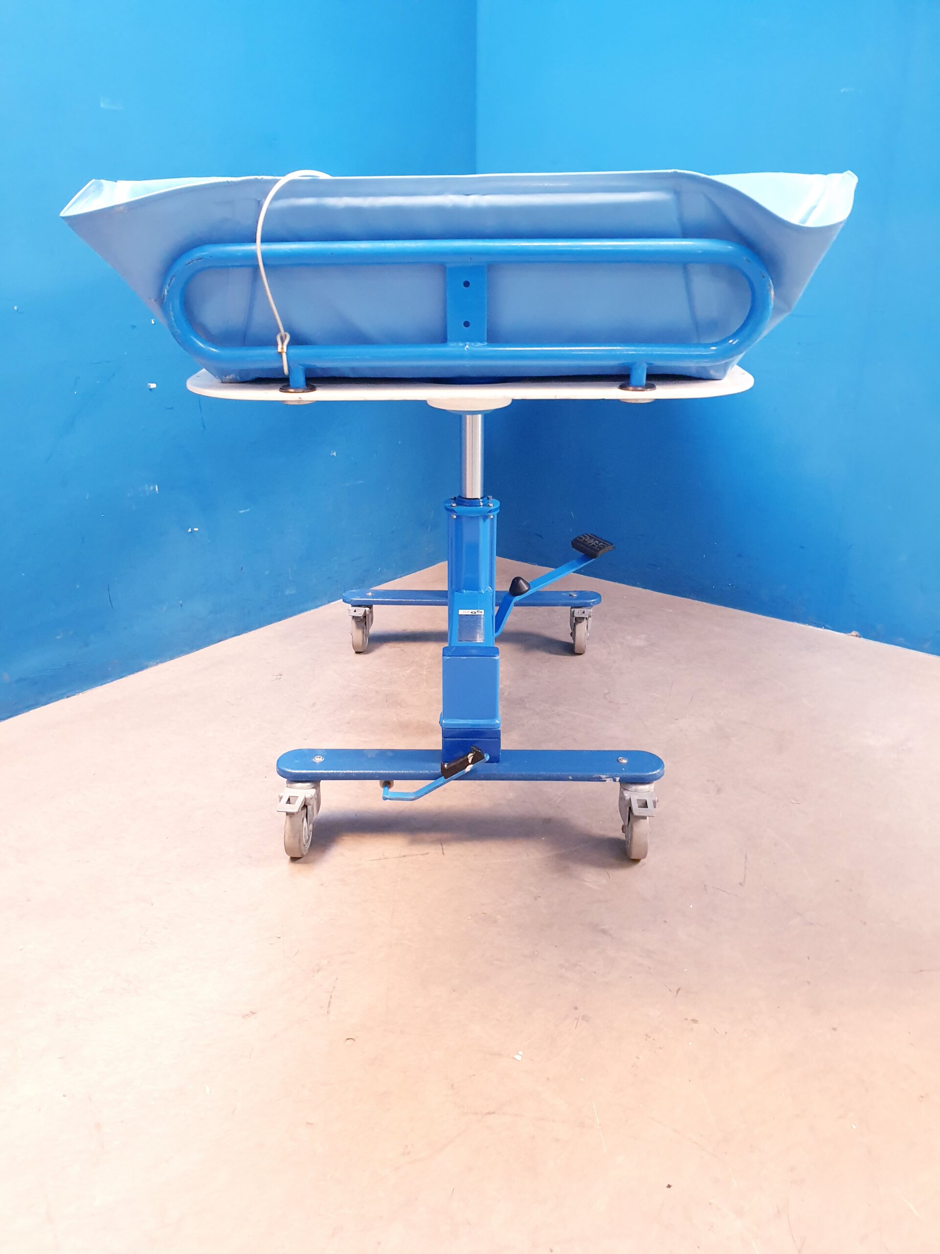 Arjo 084021 Fahrbare Liege – Bild 13