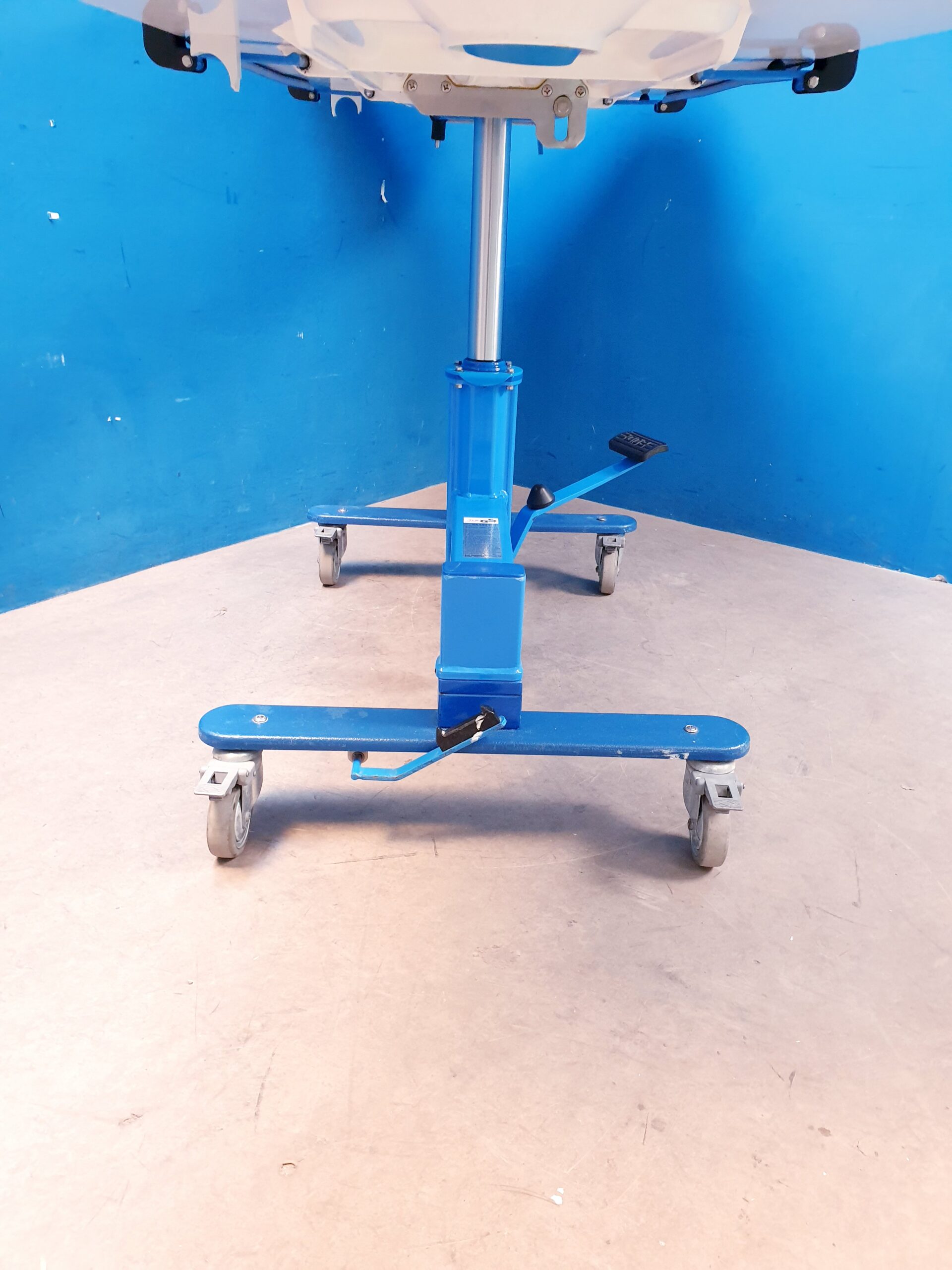 Arjo 084021 Fahrbare Liege – Bild 6