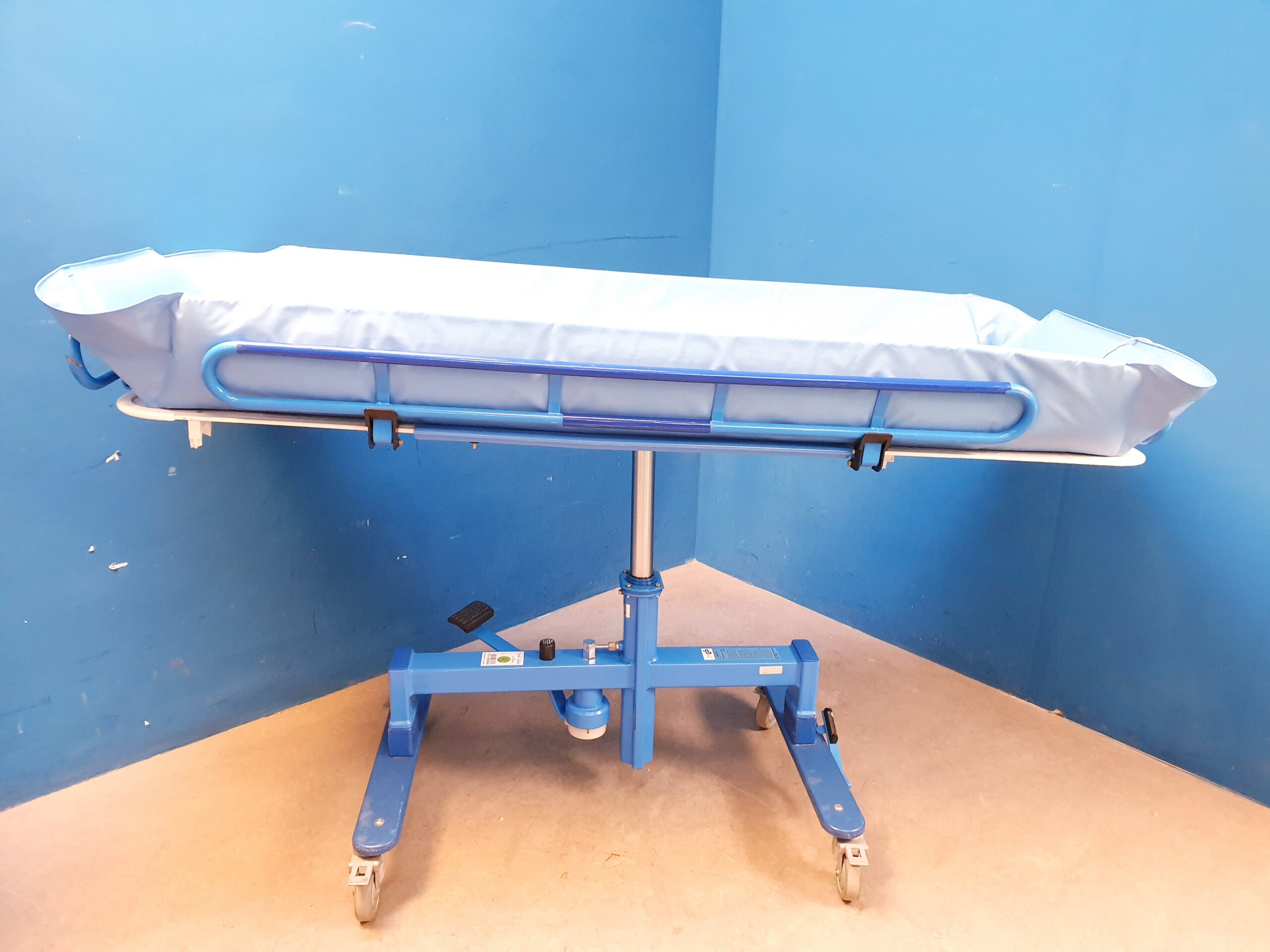 Arjo 084021 Fahrbare Liege – Bild 2