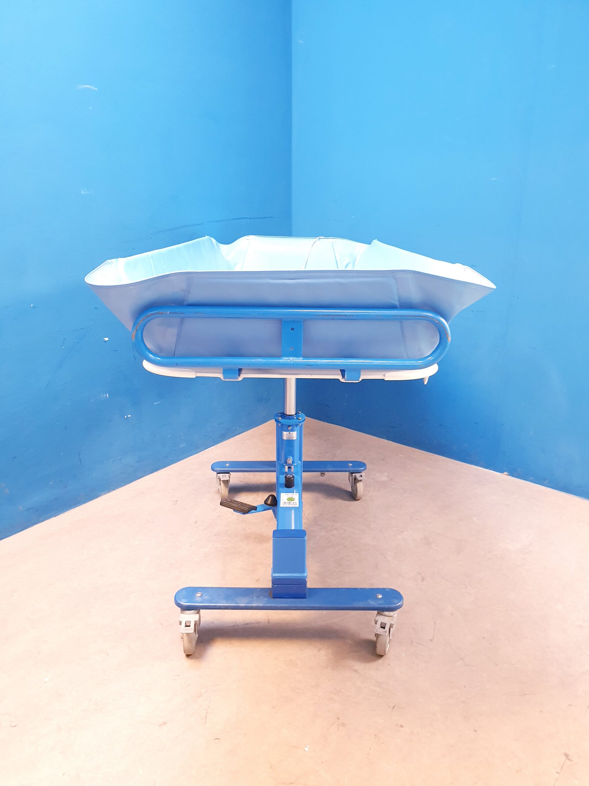 Arjo 084021 Fahrbare Liege – Bild 4