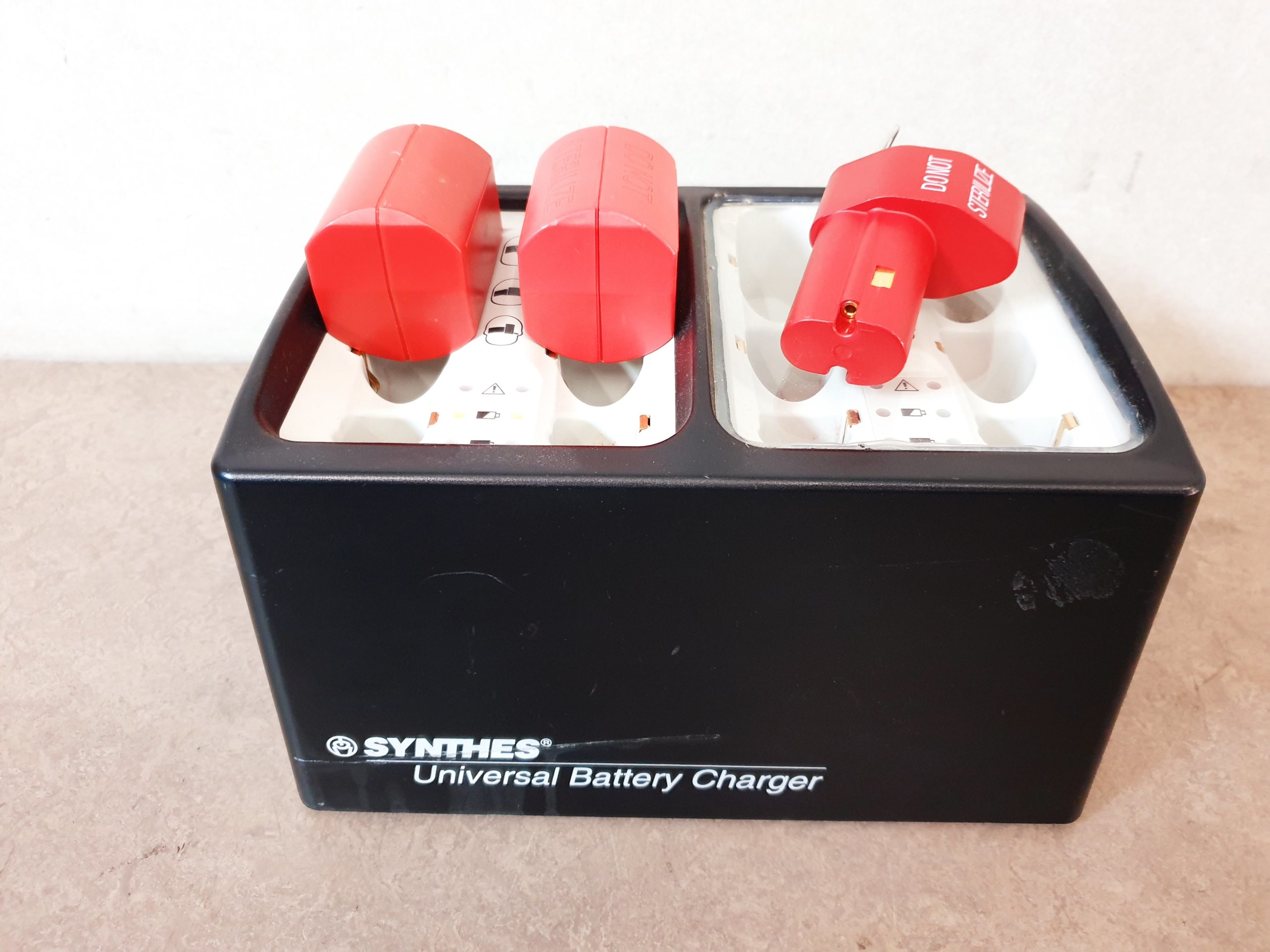 Synthes 530.601 Universal Battery Charger + 3 x Akkus