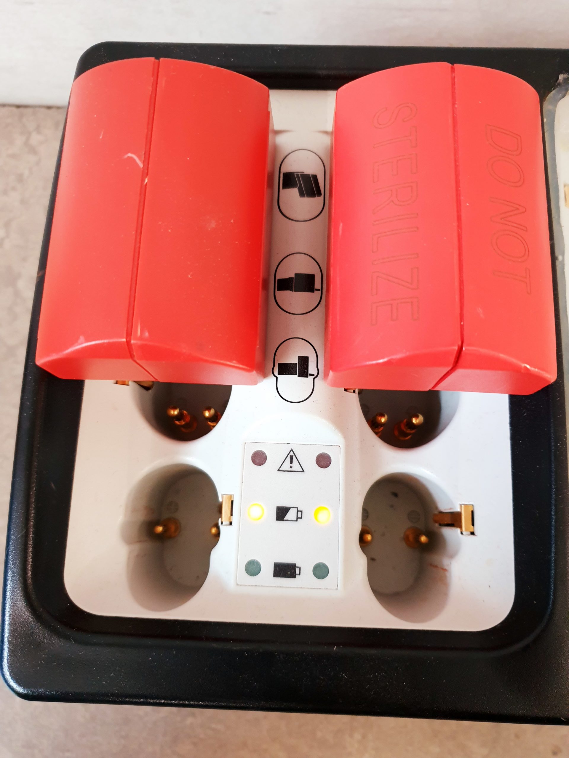 Synthes 530.601 Universal Battery Charger + 3 x Akkus