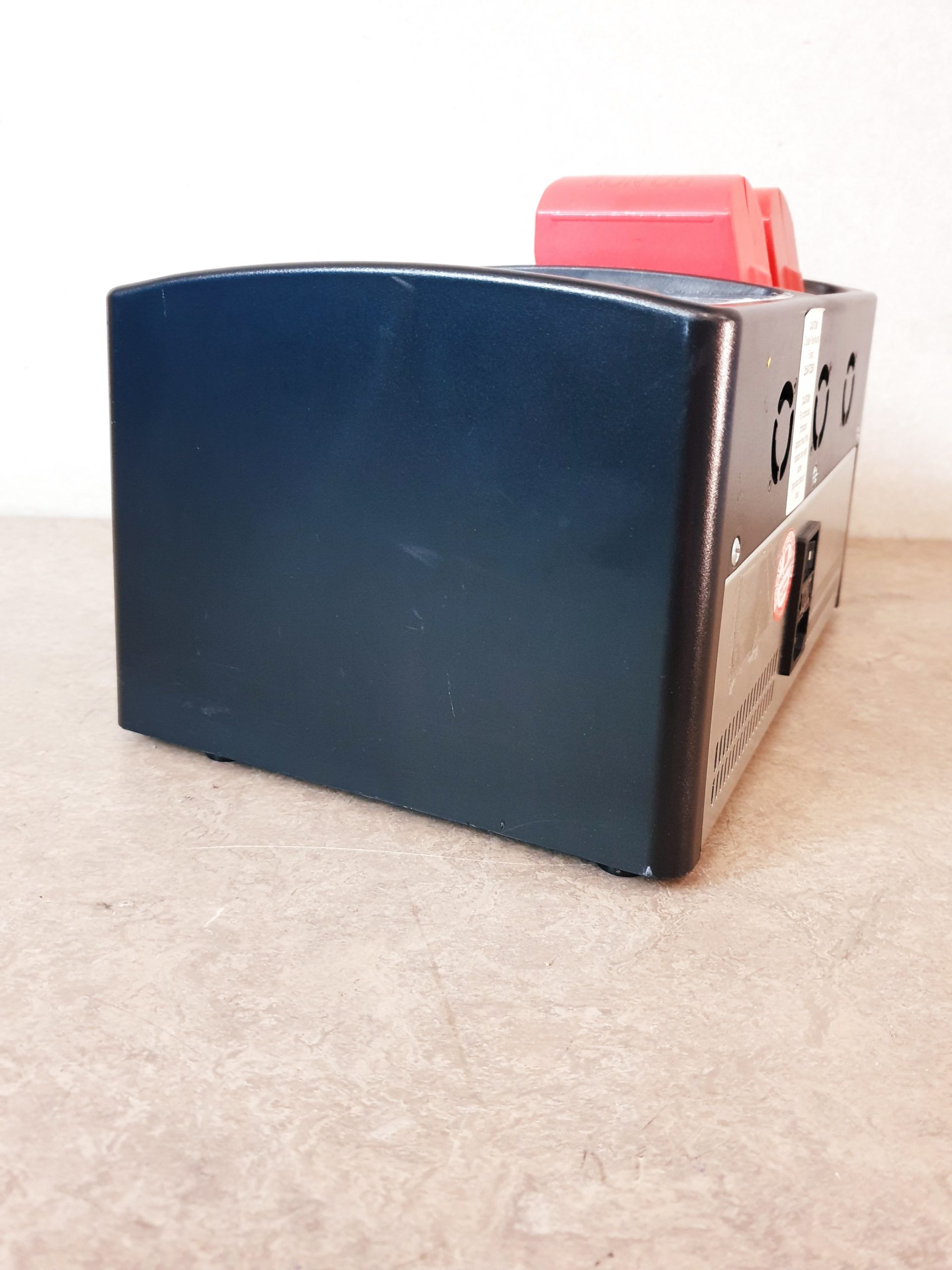 Synthes 530.601 Universal Battery Charger + 3 x Akkus