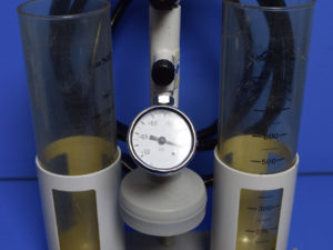 Dräger Absaugpumpe medizinische Pumpe mit 02 Sekretbehältern und Manometer